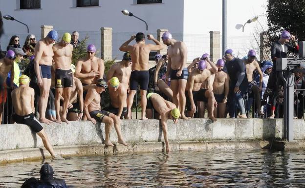 Treinta valientes desafían al frío en la Dársena del Canal de Castilla en Palencia