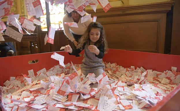 Descubre aquí si te ha tocado algún premio del Árbol de los Deseos del comercio de Valladolid