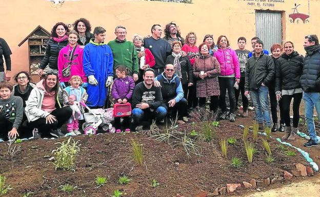 Vecinos de Becilla convierten en jardín público una zona degradada