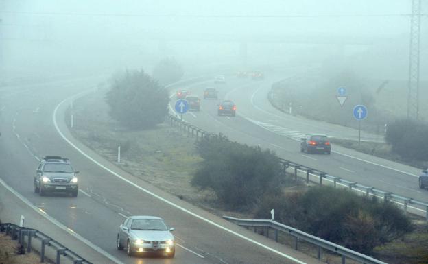 Complicaciones en el tráfico a causa de la niebla en carreteras de Valladolid, Zamora y León