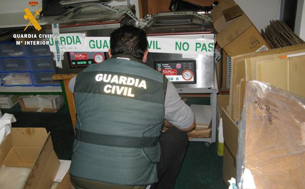 La Guardia Civil desmantela en Aldeatejada un local ilegal de corte y envasado de jamón