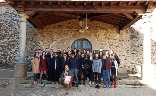 Más de medio centenar de jóvenes cumplen con la Fiesta de los Mozos de El Cabaco
