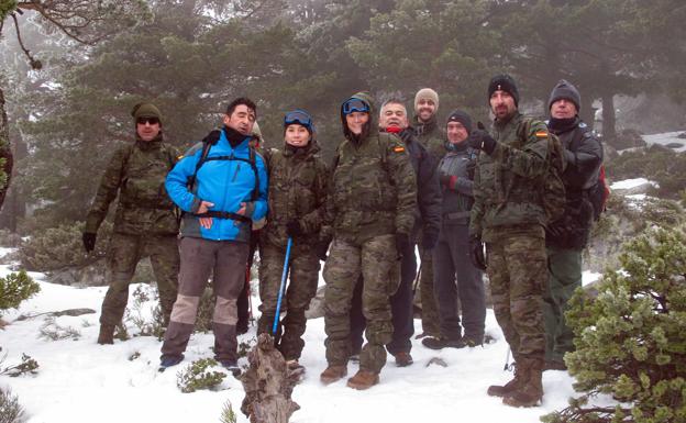 La Base Mixta monta su tradicional belén montañero