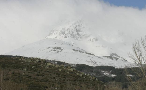 Fallece un montañero vasco de 34 años en el Pico Curavacas al caer desde cien metros de altura