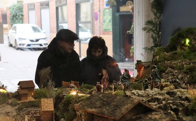 Medina de Rioseco llena con belenes sus escaparates