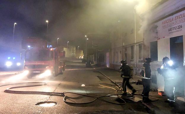 Una niña queda atrapada en una máquina expendedora de juguetes en la calle San Francisco de León