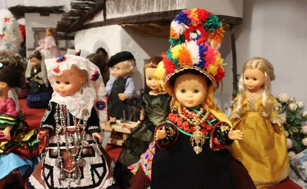 Un belén de muñecas Nancy muestra en Íscar la riqueza de los trajes folclóricos