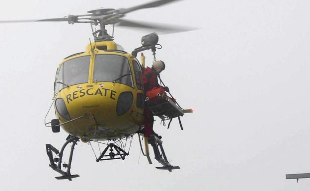Dos helicópteros intervienen en el rescate de un montañero herido al precipitarse por una ladera en Peña Ubiña