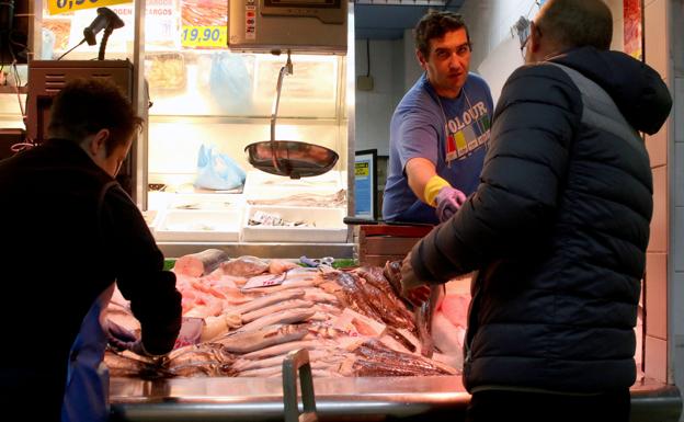Los precios de las cocochas de merluza, gambas y rape suben un 80% en un mes