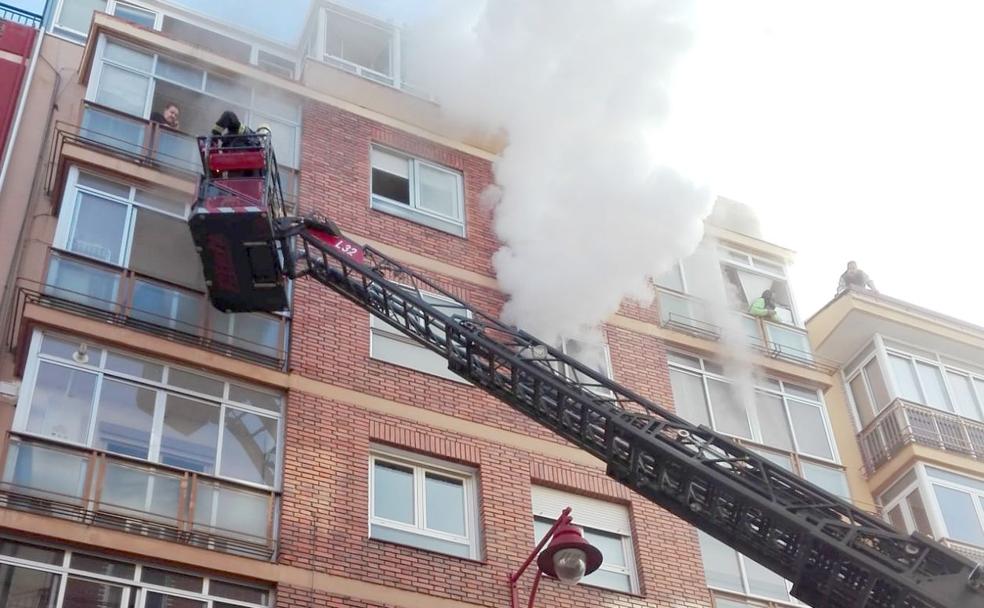 Una persona resulta herida de extrema gravedad tras declararse un incendio en su piso en León