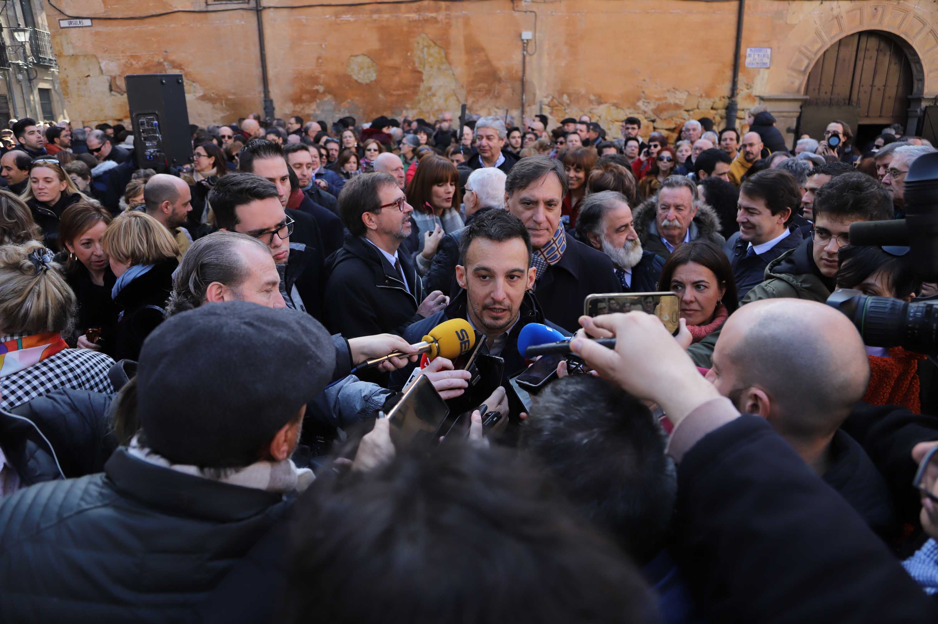 Alejandro Amenábar protagoniza la ofrenda floral a Unamuno en Salamanca