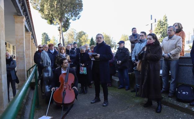 Un diálogo 'De Miguel a Miguel' recuerda a Unamuno junto a su nicho en el cementerio