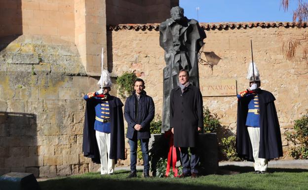 Amenábar se muestra «muy honrado» al homenajear a Miguel de Unamuno por ser «el alma de Salamanca»