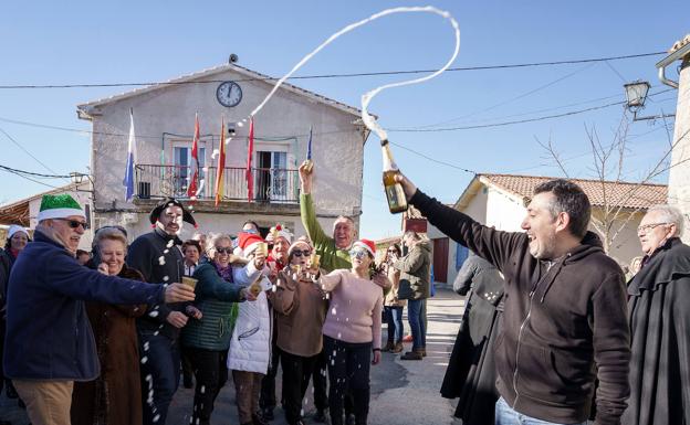 La localidad abulense de Villar de Corneja adelanta de nuevo las campanadas para unir a sus vecinos