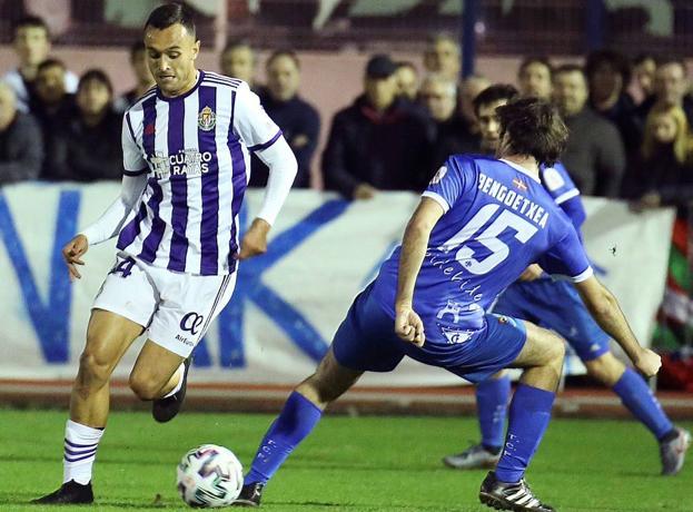Sergio baraja darle la alternativa a Corral en el lateral izquierdo del Real Valladolid