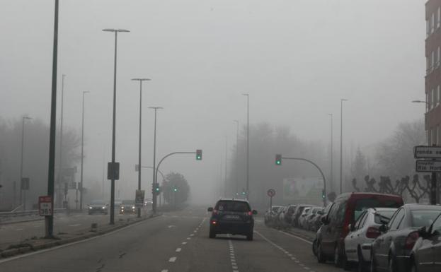 La niebla dificulta la circulación en una decena de tramos de carretera, en especial en la provincia de Valladolid