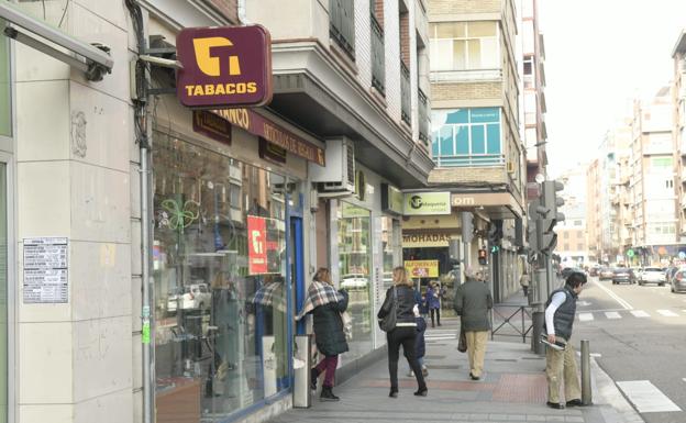 La estanquera atracada en la calle Labradores: «Nos robó a punta de pistola y nos llevamos un buen susto»