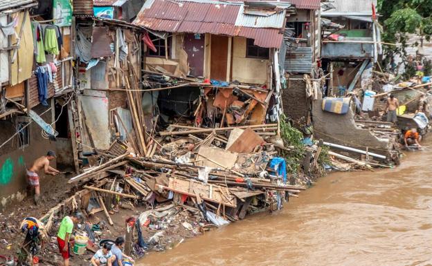 Aumentan a 53 los fallecidos por fuertes inundaciones en varias ciudades de Indonesia