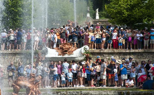 Caen a la mitad las visitas a las fuentes de La Granja por la sequía y el fuego de Guadarrama