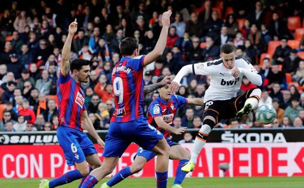 Un gol de Maxi Gómez da la victoria al Valencia en un igualado duelo