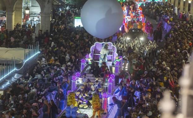 El mundo animal de la cabalgata de Valladolid doblega al frío y reparte ilusión entre los niños