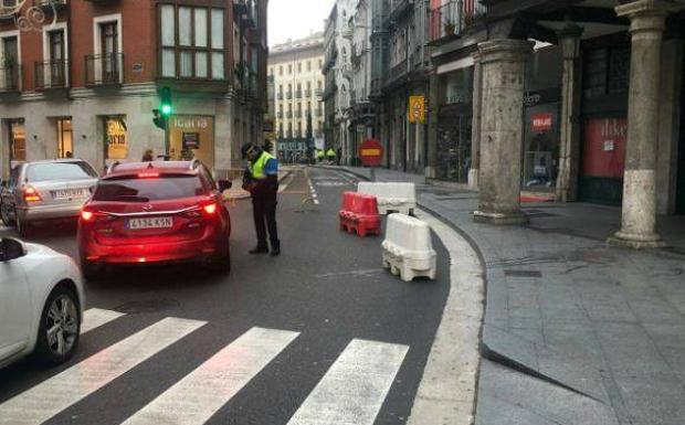 Una fuga de agua provoca cortes de tráfico hoy en Fuente Dorada