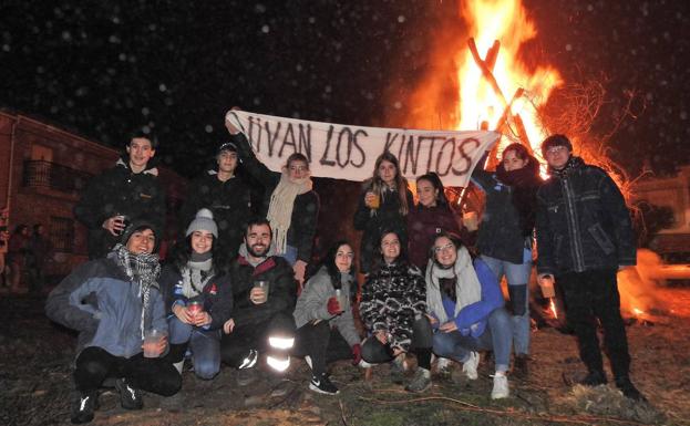 Los quintos de Cuenca de Campos prenden la hoguera en la tradición previa a Reyes