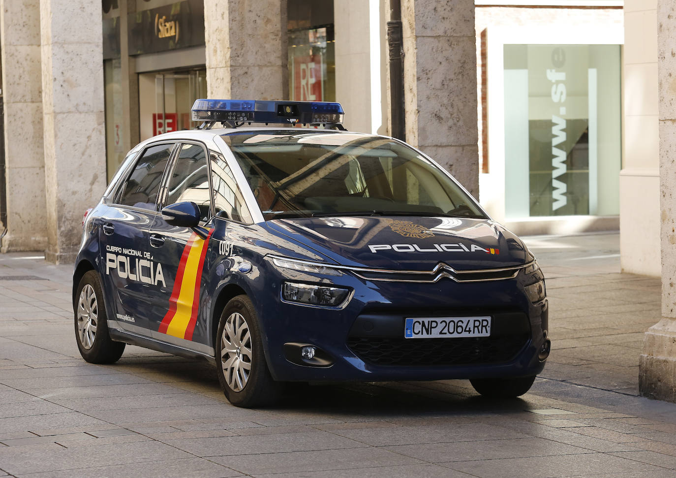 Identificados por robo, poseer marihuana y llevar el maletero lleno de ropa interior