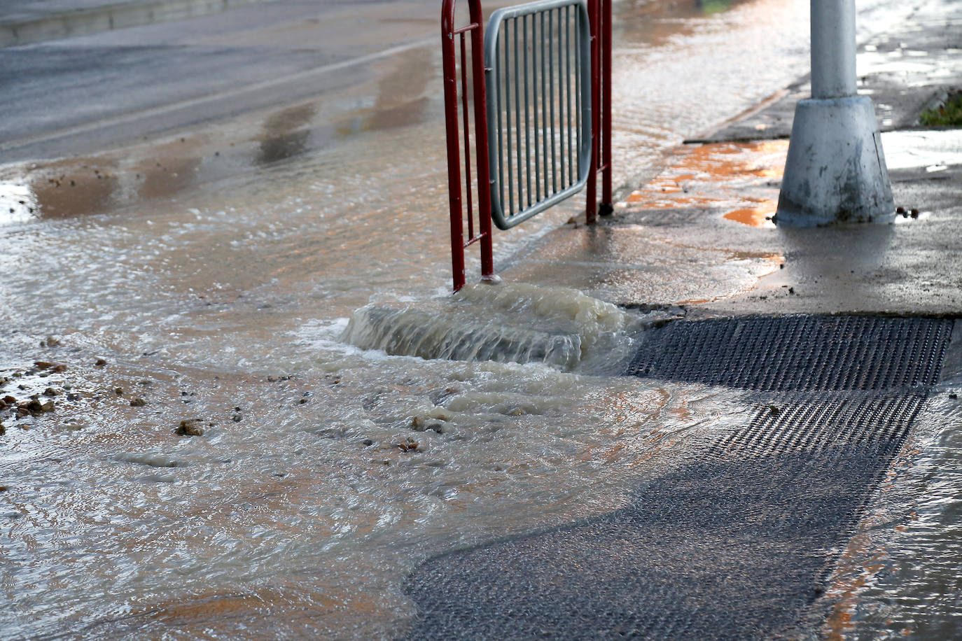 La rotura de una tubería inunda la avenida Reyes Católicos de Palencia