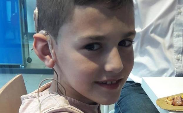 Valladolid busca el implante coclear de Aarón, un niño de 9 años: lo perdió y sin él no puede oír
