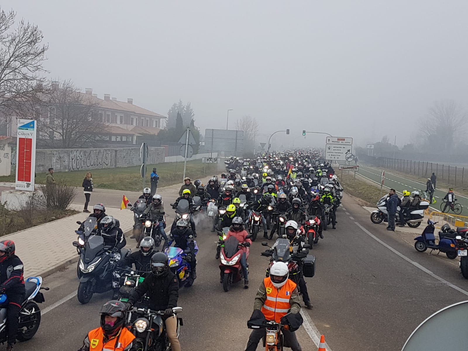 El desfile de banderas en Pingüinos recorre el centro de Valladolid