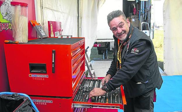 El hombre de Pingüinos que sana las baterías maltrechas por las heladas desde hace 17 años