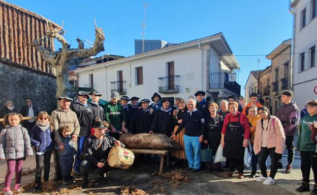 Linares de Riofrío disfruta con la matanza tradicional