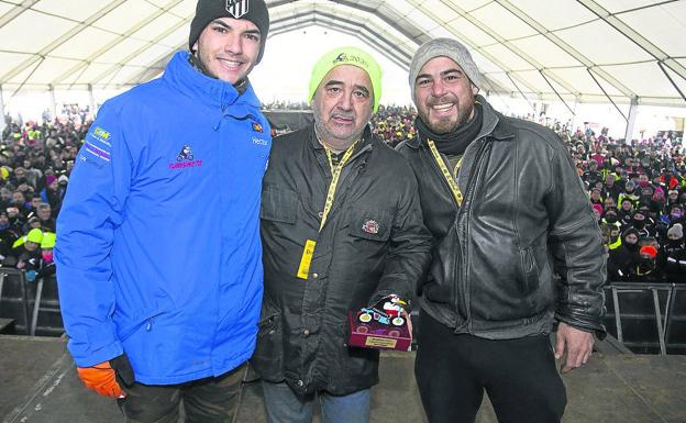 Veinte años después, el hijo trae a Pingüinos al padre, que no puede pilotar, en la misma moto