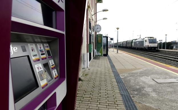 El billete de Renfe se encarece el 5% a los usuarios de Castilla y León si lo compran en oficinas de Correos