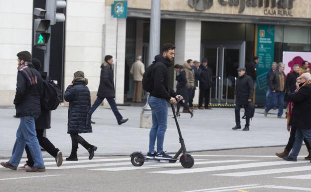 La Policía de Valladolid denunció en 2019 a 78 usuarios de patinetes, la mayoría por circular por aceras