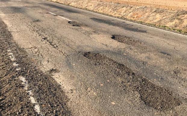 Recogen firmas para «exigir» el arreglo de la carretera entre Castronuño y Pollos