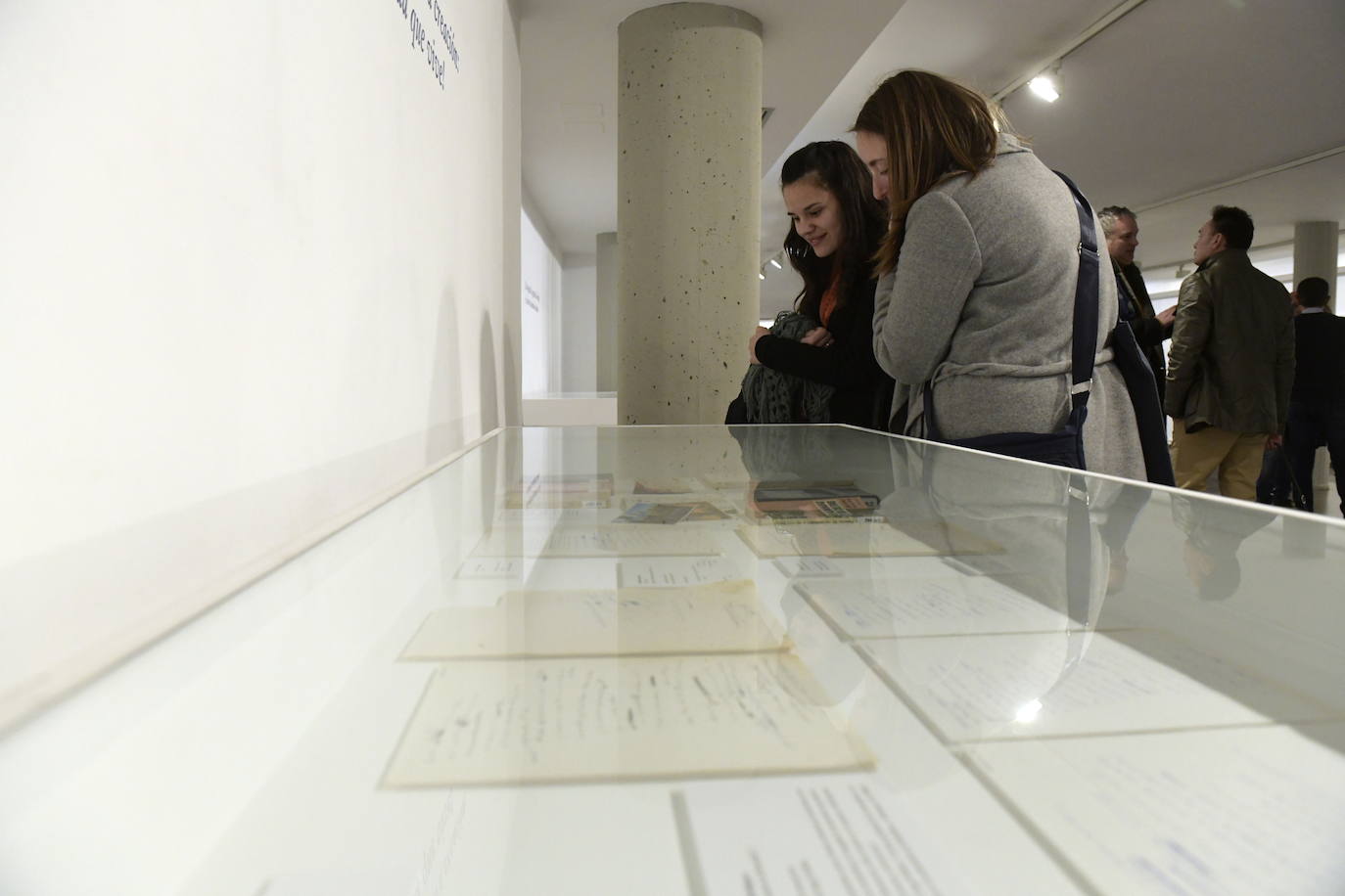 La Casa Revilla reaviva en una exposición la llama poética de Claudio Rodríguez
