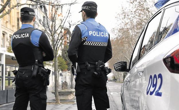 La policía detiene a una pareja por discutir y agredirse en Las Flores