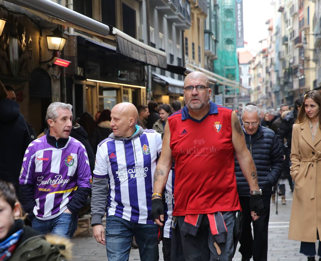 Aficionados del Real Valladolid se pasean por las calles de Pamplona