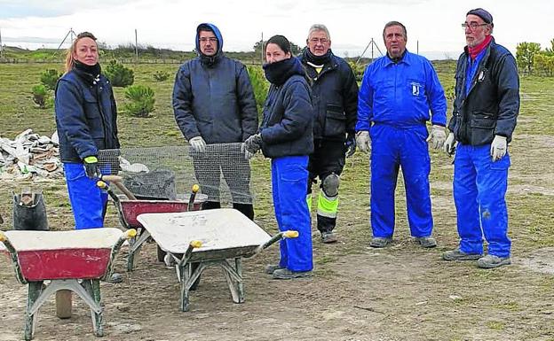 Jóvenes parados de la zona de Hontalbilla acondicionan espacios en el parque de Femur