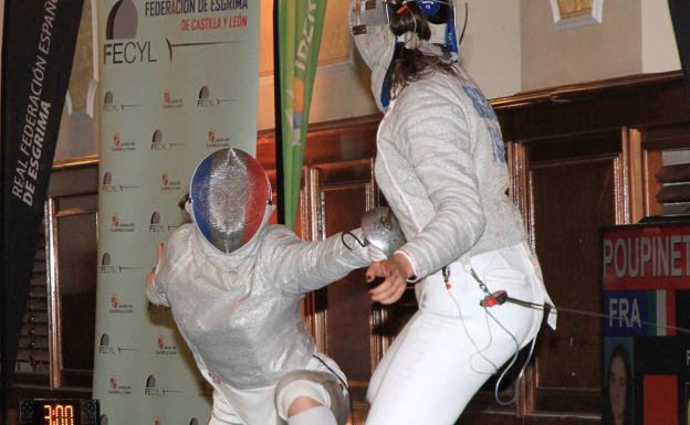 El sable de oro de Anne Poupinet, la francesa de las siete vidas