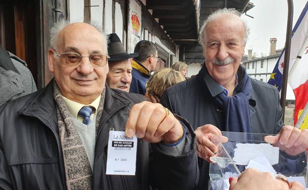 Vicente del Bosque atrae a numeroso público a la rifa del marrano de San Antón en La Alberca