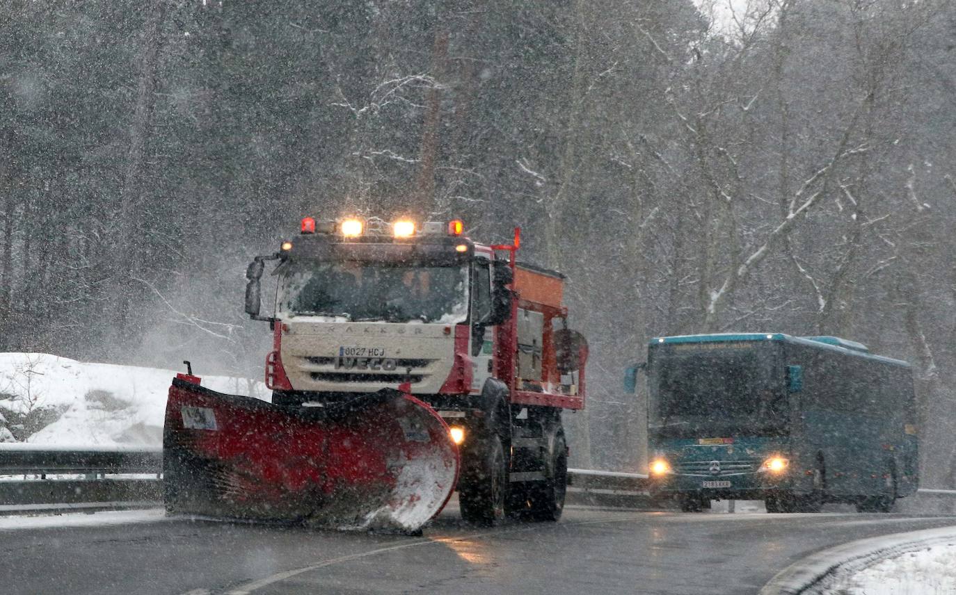 La nieve condiciona el tráfico en las carreteras de Segovia
