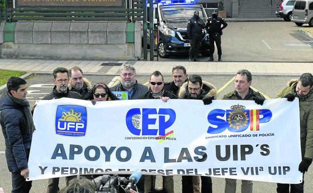 Tres sindicatos policiales exigen el «cese» del jefe de la UIP por la marcha del 60% de los agentes