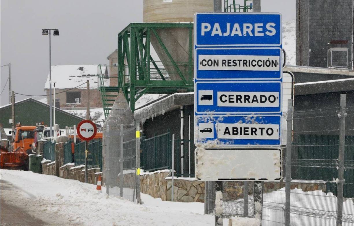 La nieve obliga a embolsar camiones en Villamanín pero con una mejoría constante