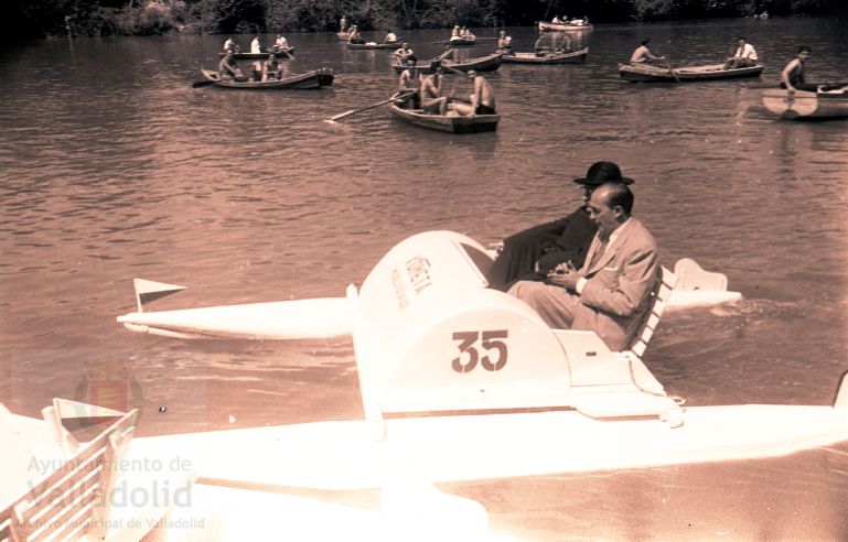 Estampas del Valladolid antiguo (XXXIV): patines acuáticos en el Pisuerga