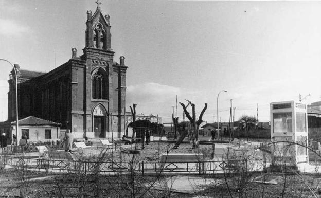 La historia de la iglesia 'de barrio' que creció a orillas del ferrocarril