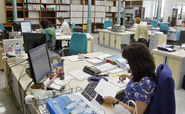 Los funcionarios de Castilla y León cobrarán de media 490 euros más al año con la subida del 2%
