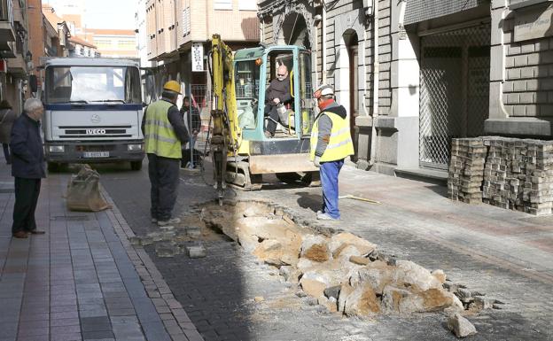 El último tramo de la calle Colón en Palencia se corta al tráfico al hundirse por las lluvias